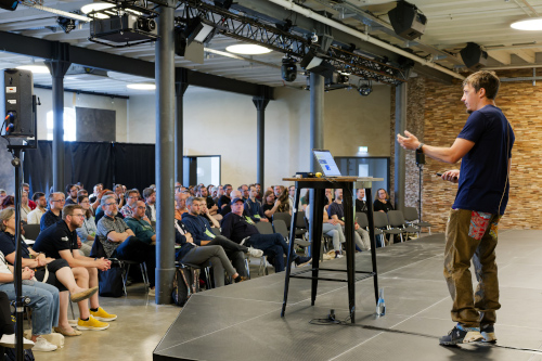 Keynoter auf der Bühne vor einem interessierten Publikum