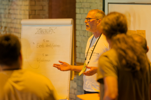 Speaker der enterJS 2026 neben einem Whiteboard moderiert eine interaktive No-Slides-Session an